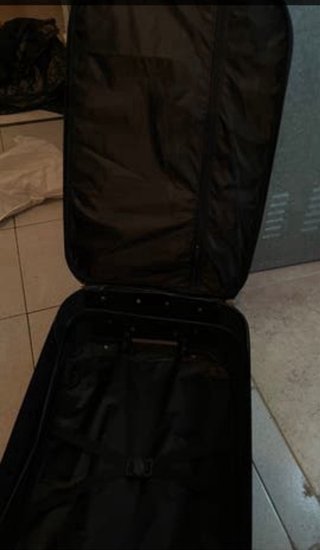 Maleta de viaje azul con estampado