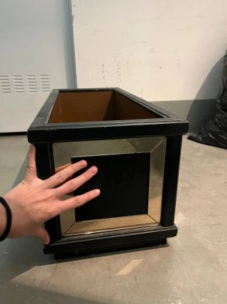 Macetero de madera con detalles en metal espejo