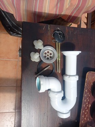 Armario de baño y lavabo de madera