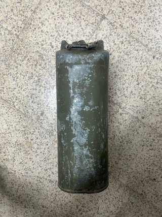 Bidón militar combustible verde.