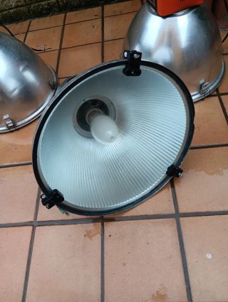Lámpara industrial colgante gris y plateada