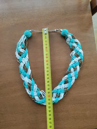 Collar de abalorios trenzado turquesa y blanco