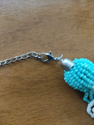 Collar de abalorios trenzado turquesa y blanco