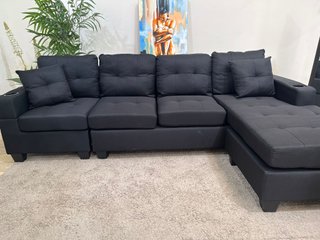 Sofá negro cómodo con portavasos
