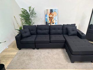 Sofá negro cómodo con portavasos
