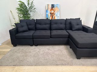 Sofá negro cómodo con portavasos