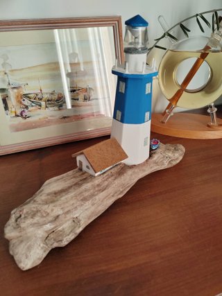 Faro in legno con luce su base di mare