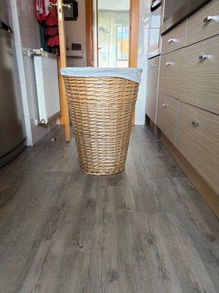 Cesto de ropa de mimbre y tela