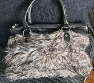 Bolso de pelo negro y gris