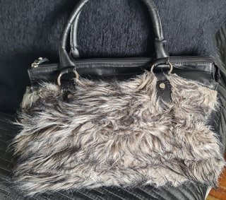Bolso de pelo negro y gris