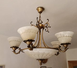 Lámpara de comedor dorada y blanca