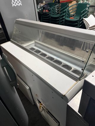 Vitrina expositora de helados en buen estado