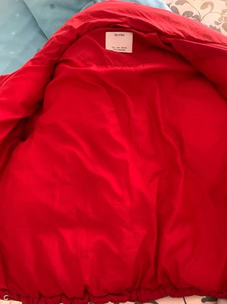 Cazadora acolchada Bershka roja