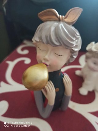 Statuina bambina con fiocco e palloncino