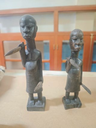 Figuras de madera y maceta de terracota