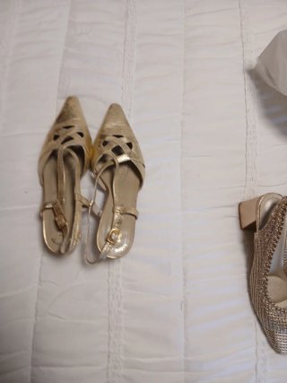 Zapatos de piel dorados