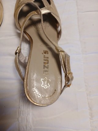 Zapatos de piel dorados