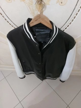 Giubbino nero e bianco