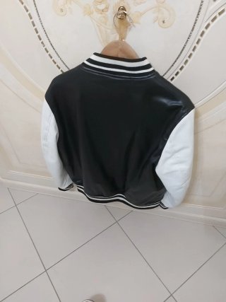 Giubbino nero e bianco