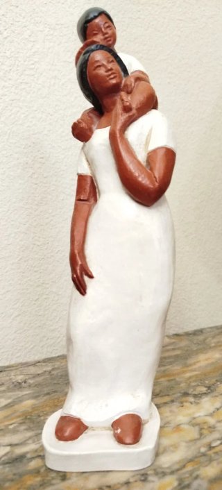 Escultura terracota policromada Mujer con niño