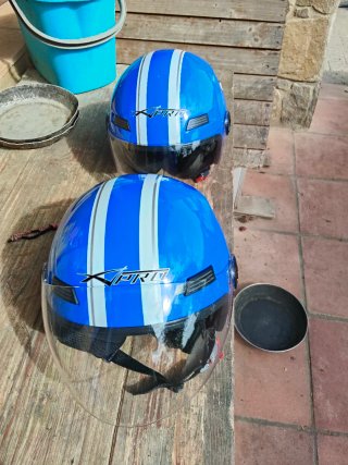 Cascos de moto azules con flor 70 los dos