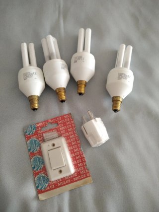 Bombillas, enchufe e interruptor-1 € la unidad