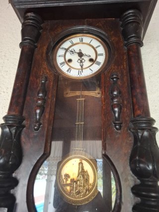 Reloj de péndulo antiguo de madera