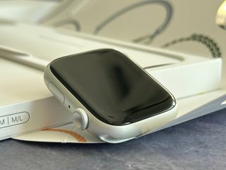 Apple Watch Series 9 45mm + 9 correas + base