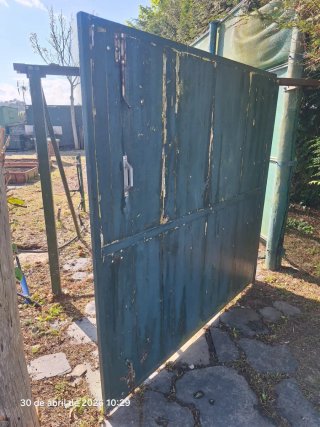 Portón finca con postes y cerradura