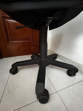 Silla de escritorio negra y roja