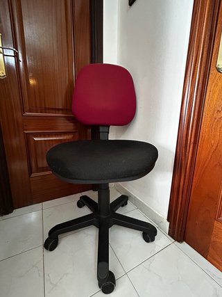 Silla de escritorio negra y roja