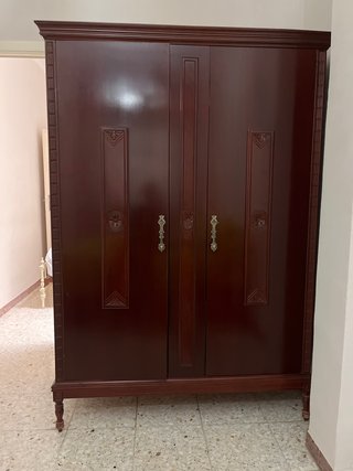 Armario de madera maciza