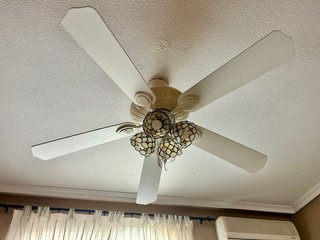 Ventilador de techo con 4 lámparas y tulipas