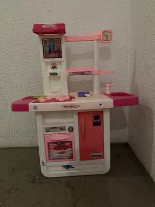 Cocinita de juguete rosa