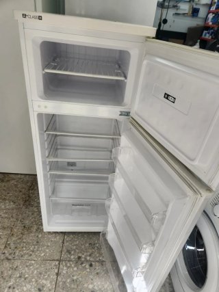 Congelatore Indesit, altezza 145, larghezza 54, garanzia 6 mesi, trasporto incluso a tutta Barcellona