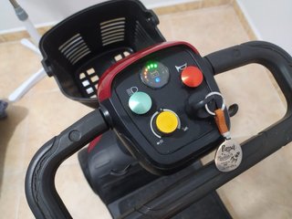 Moto eléctrica PMR negra y roja