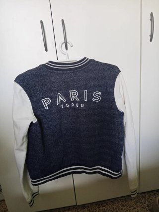 Chaqueta Bershka azul y blanca