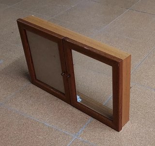 Porta llaves de madera con puerta, cristal.45x28x7
