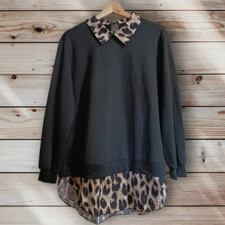 Camiseta negra con estampado de leopardo