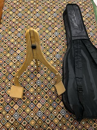Guitarra Squier Fender SA-105CE. Funda y soporte