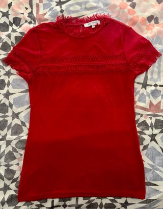 Camiseta roja con escote de gasa.