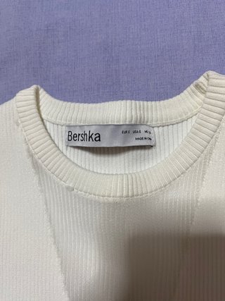 Top Bershka blanco escote pico