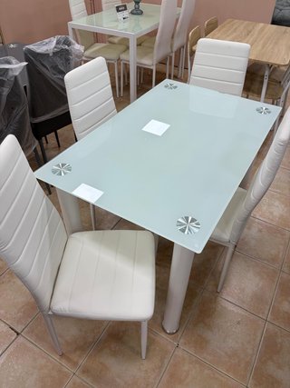 Mesa de comedor / cocina + 4 Sillas