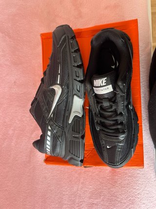 Zapatillas Nike Initiator Negras y Plateadas