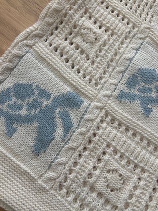 Bolso playero tejido blanco y azul crohet ganchill