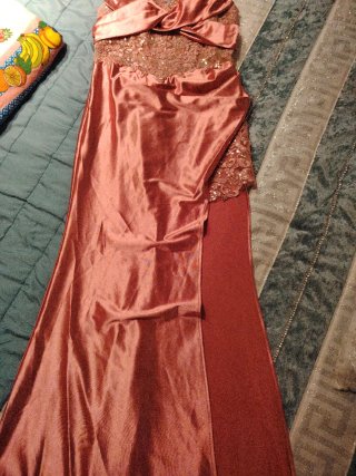 Vestido de fiesta dorado y rosa