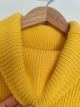 Jersey de cuello alto amarillo