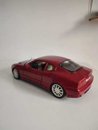 Coche a escala Maserati 3200GT Rojo