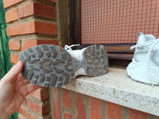 Zapatillas plateadas y blancas