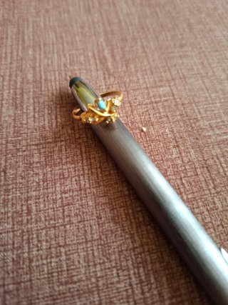 Anillo dorado con turquesa y circonitas